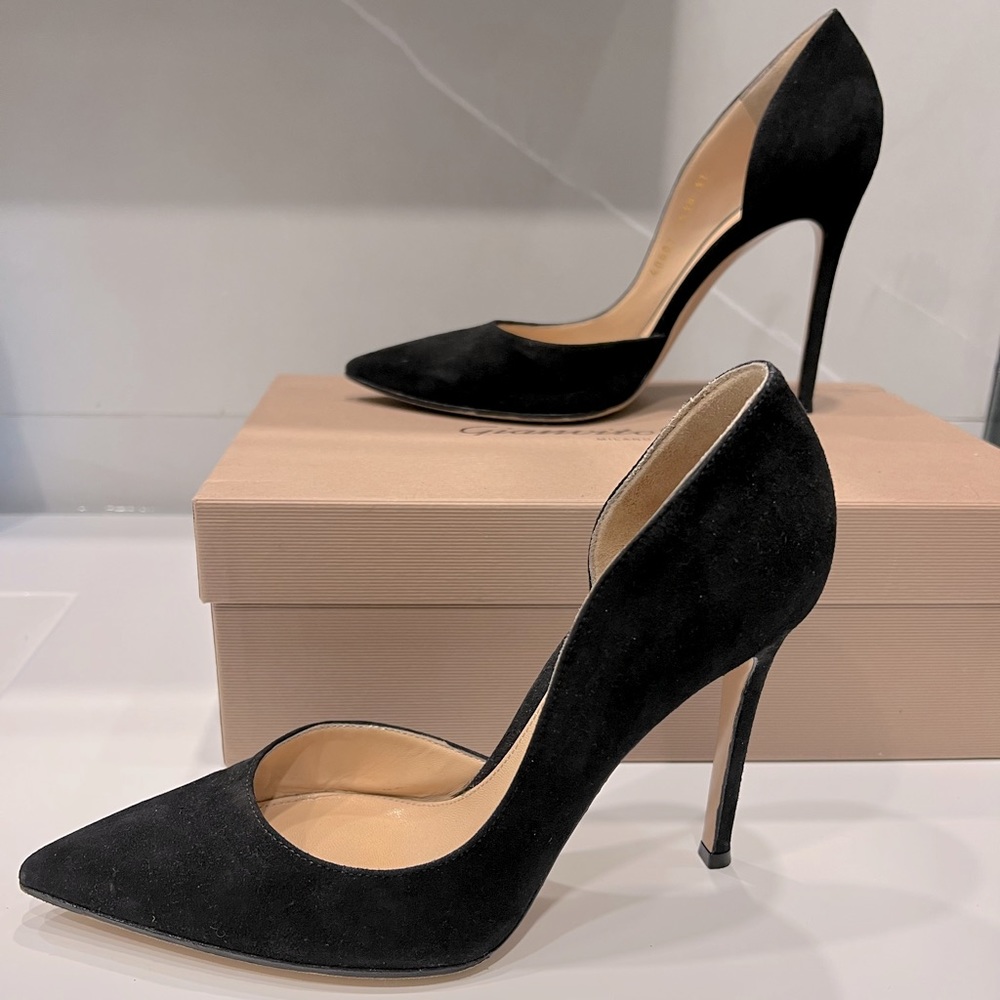 Gianvito Rossi black suede pump  37
